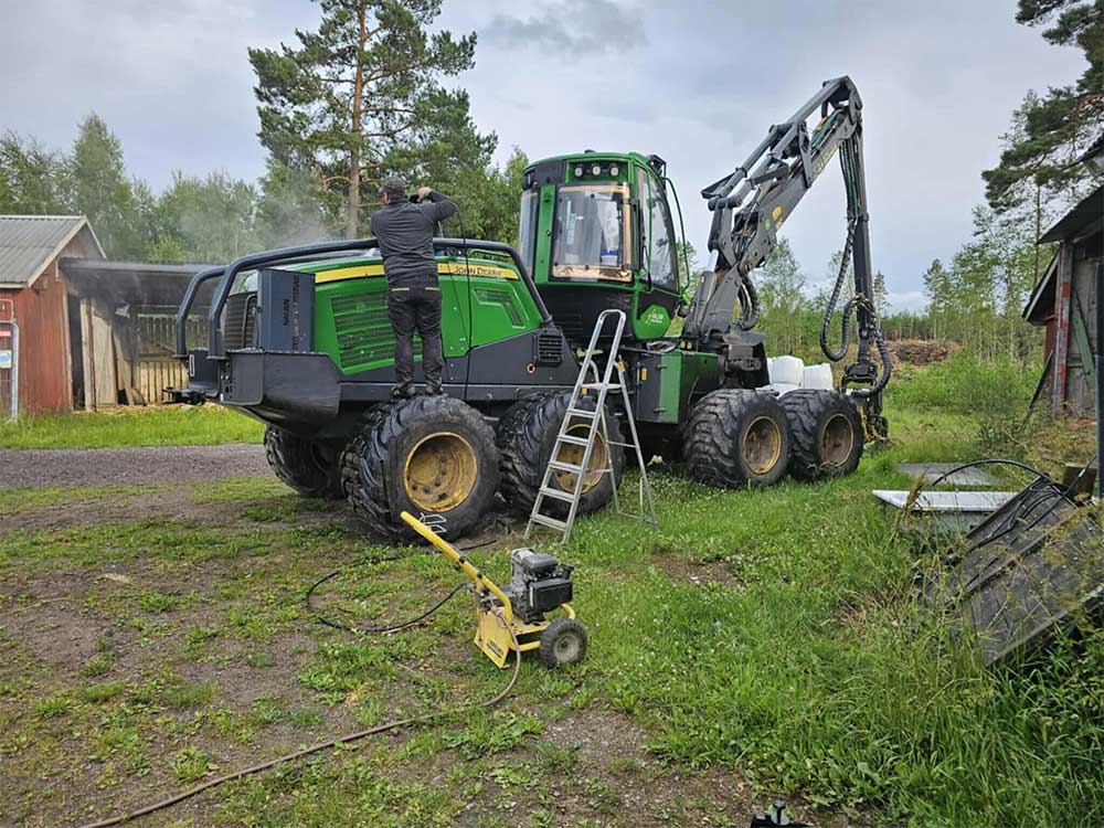 Tvättar en maskin